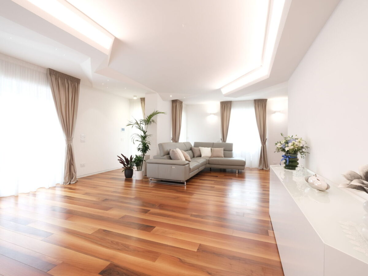 Essenze parquet: guida completa alle caratteristiche di rovere, noce, teak e molto altro
