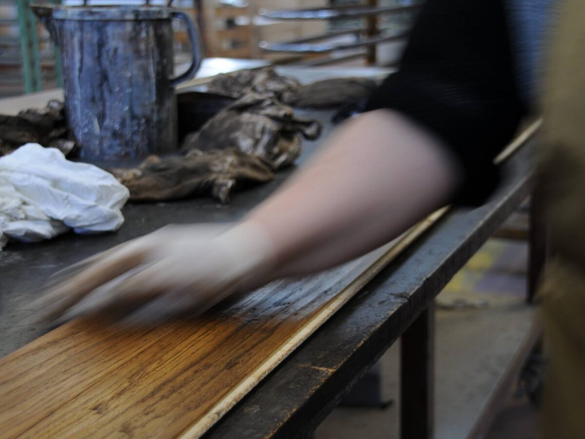 Dietro le quinte di un parquet artigianale: il viaggio dal tronco al prodotto finito